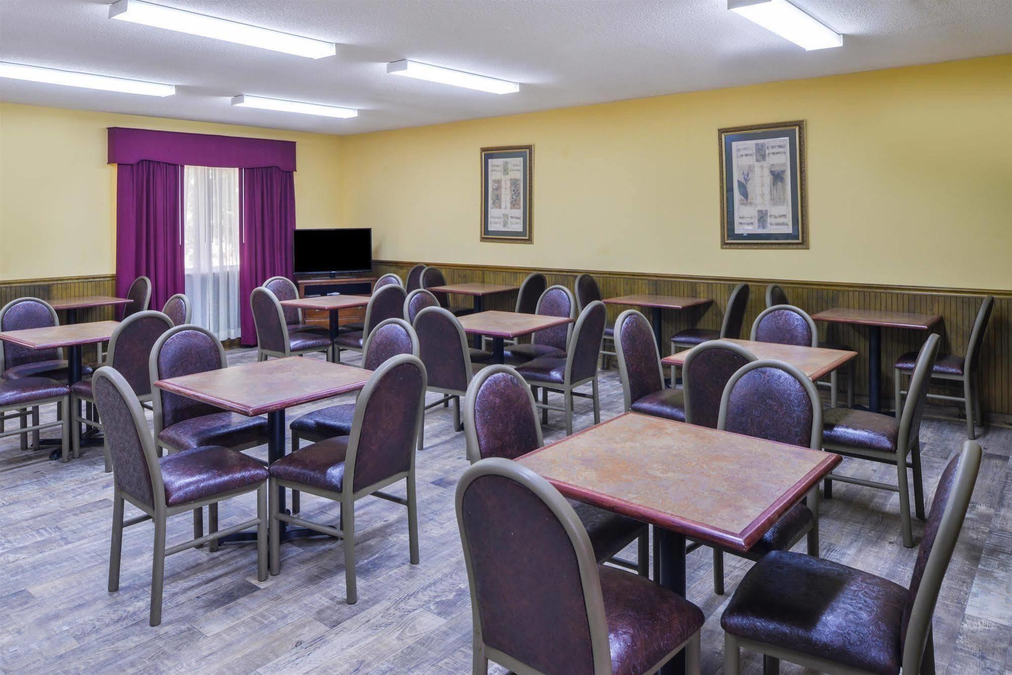 Americas Best Value Inn Wiggins Exterior photo
